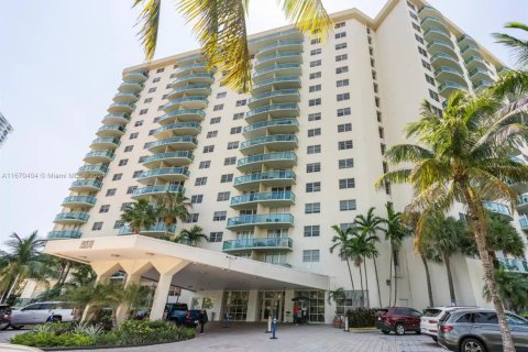 Condo in Sunny Isles Beach, Florida, 1 bedroom  № 1694690 - photo 16