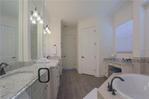 House in LAKEWOOD NATIONAL in Lakewood Ranch, Florida 4 bedrooms, 266.82 sq.m. № 231544 - photo 11
