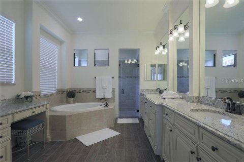 House in LAKEWOOD NATIONAL in Lakewood Ranch, Florida 4 bedrooms, 266.82 sq.m. № 231544 - photo 8
