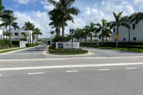 Townhouse in Doral, Florida 4 bedrooms, 176.05 sq.m. № 1781983 - photo 1