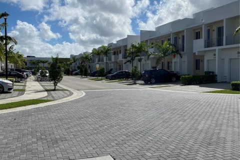 Townhouse in Doral, Florida 4 bedrooms, 176.05 sq.m. № 1781983 - photo 3