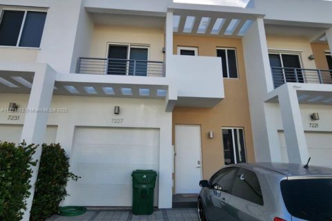 Townhouse in Doral, Florida 4 bedrooms, 176.05 sq.m. № 1781983 - photo 4