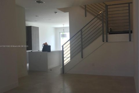 Townhouse in Doral, Florida 4 bedrooms, 176.05 sq.m. № 1781983 - photo 7