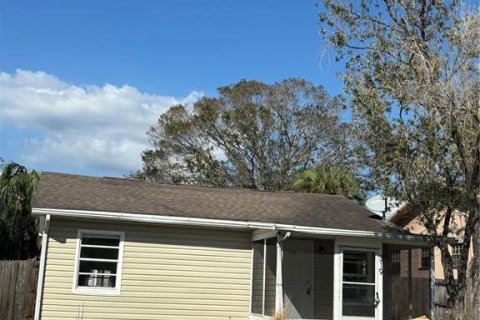House in Saint Petersburg, Florida 3 bedrooms, 83.43 sq.m. № 1442364 - photo 1