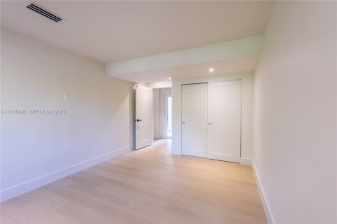 Casa en venta en Miami, Florida, 4 dormitorios, 251.21 m2 № 2038627 - foto 11