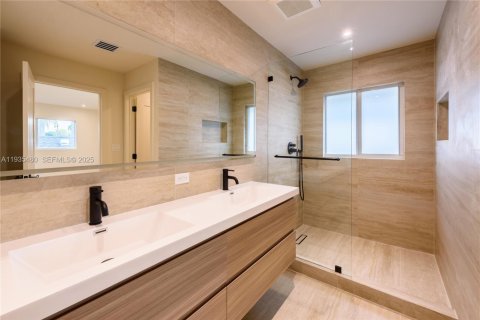 Casa en venta en Miami, Florida, 4 dormitorios, 251.21 m2 № 2038627 - foto 5