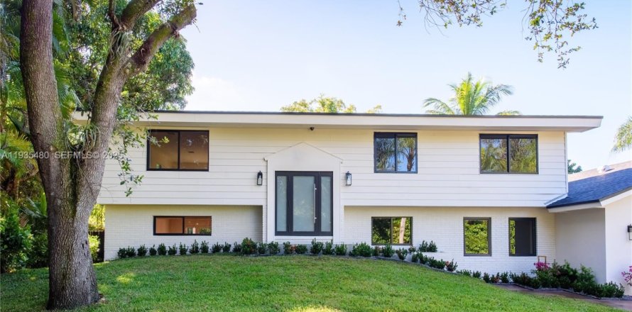 Casa en Miami, Florida 4 dormitorios, 251.21 m2 № 2038627