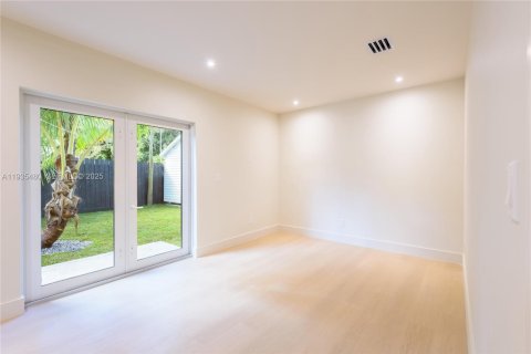 Casa en venta en Miami, Florida, 4 dormitorios, 251.21 m2 № 2038627 - foto 4