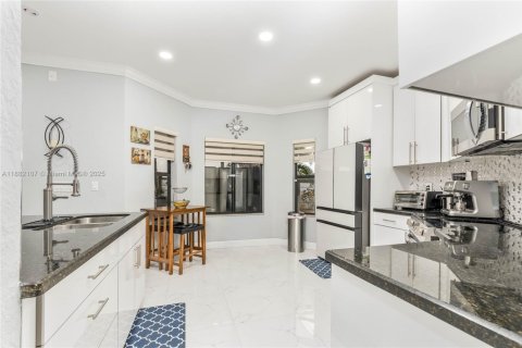 House in Miami, Florida 4 bedrooms, 233.84 sq.m. № 1930046 - photo 7