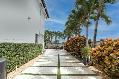 House in Miami, Florida 4 bedrooms, 233.84 sq.m. № 1930046 - photo 28