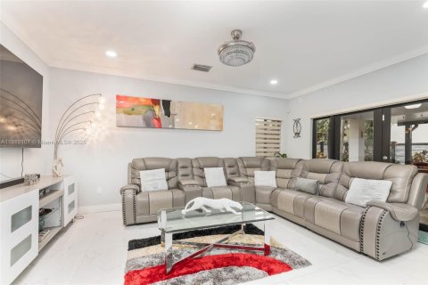 House in Miami, Florida 4 bedrooms, 233.84 sq.m. № 1930046 - photo 11