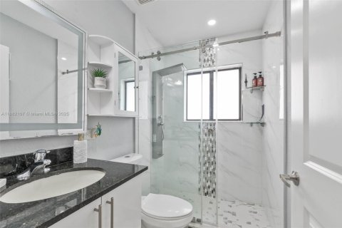 House in Miami, Florida 4 bedrooms, 233.84 sq.m. № 1930046 - photo 25