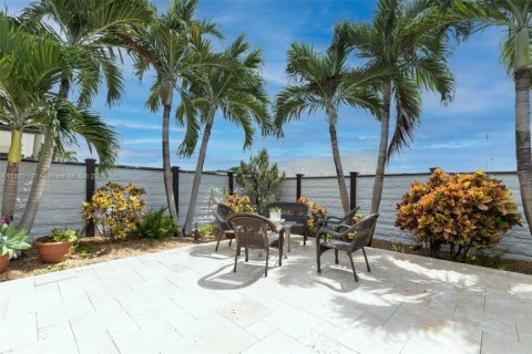 House in Miami, Florida 4 bedrooms, 233.84 sq.m. № 1930046 - photo 30
