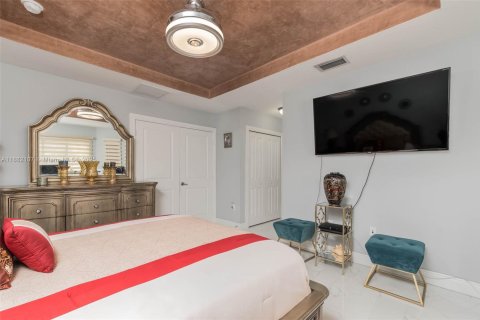 House in Miami, Florida 4 bedrooms, 233.84 sq.m. № 1930046 - photo 19