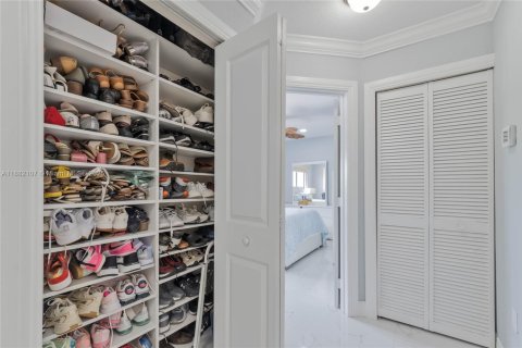 House in Miami, Florida 4 bedrooms, 233.84 sq.m. № 1930046 - photo 17