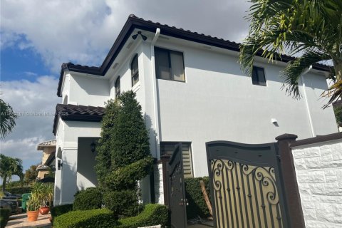 House in Miami, Florida 4 bedrooms, 233.84 sq.m. № 1930046 - photo 2