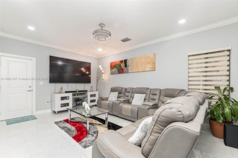 House in Miami, Florida 4 bedrooms, 233.84 sq.m. № 1930046 - photo 10