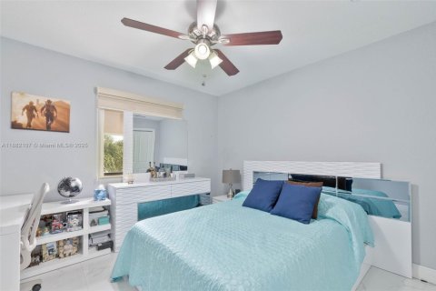 House in Miami, Florida 4 bedrooms, 233.84 sq.m. № 1930046 - photo 24