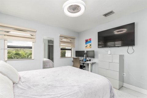 House in Miami, Florida 4 bedrooms, 233.84 sq.m. № 1930046 - photo 23