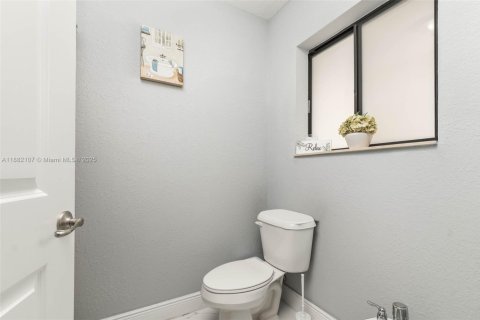 House in Miami, Florida 4 bedrooms, 233.84 sq.m. № 1930046 - photo 21