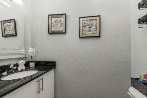 House in Miami, Florida 4 bedrooms, 233.84 sq.m. № 1930046 - photo 9