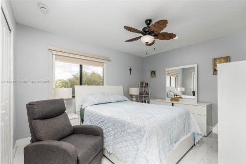 House in Miami, Florida 4 bedrooms, 233.84 sq.m. № 1930046 - photo 26