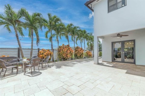 House in Miami, Florida 4 bedrooms, 233.84 sq.m. № 1930046 - photo 29