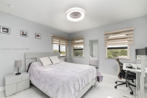 House in Miami, Florida 4 bedrooms, 233.84 sq.m. № 1930046 - photo 22