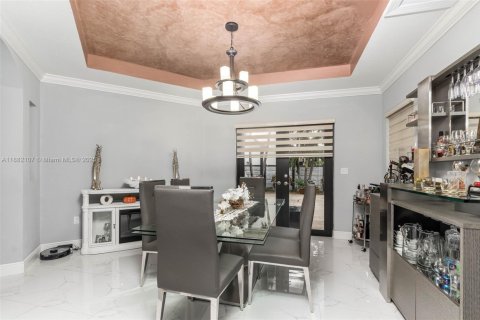 House in Miami, Florida 4 bedrooms, 233.84 sq.m. № 1930046 - photo 5