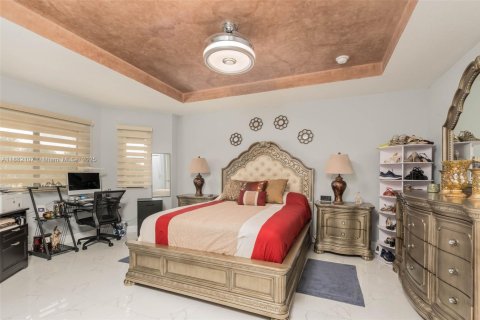House in Miami, Florida 4 bedrooms, 233.84 sq.m. № 1930046 - photo 18