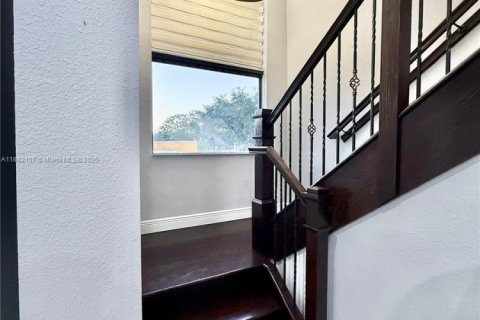 House in Miami, Florida 4 bedrooms, 233.84 sq.m. № 1930046 - photo 13