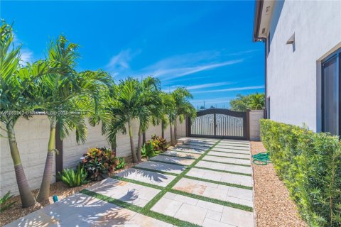 House in Miami, Florida 4 bedrooms, 233.84 sq.m. № 1930046 - photo 3