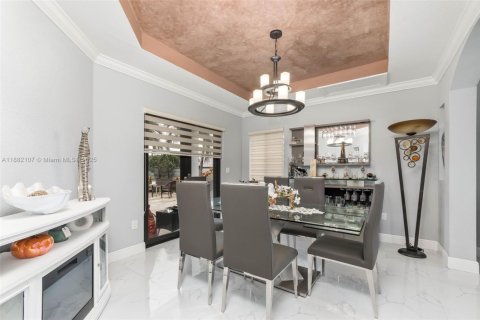 House in Miami, Florida 4 bedrooms, 233.84 sq.m. № 1930046 - photo 6