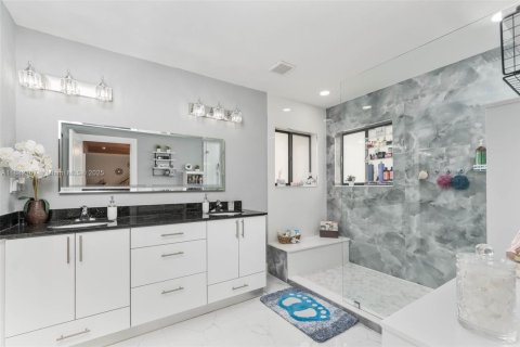 House in Miami, Florida 4 bedrooms, 233.84 sq.m. № 1930046 - photo 20