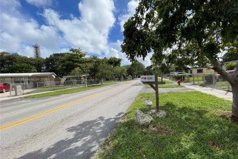 House in Fort Lauderdale, Florida 2 bedrooms, 89.19 sq.m. № 1946602 - photo 2