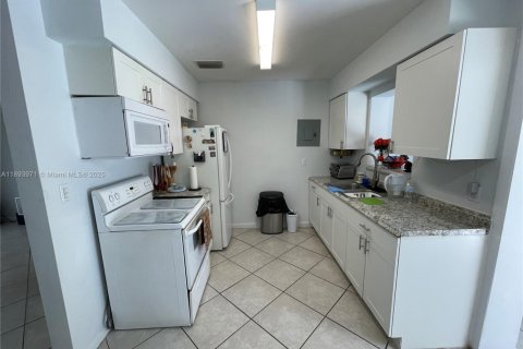 House in Fort Lauderdale, Florida 2 bedrooms, 89.19 sq.m. № 1946602 - photo 5