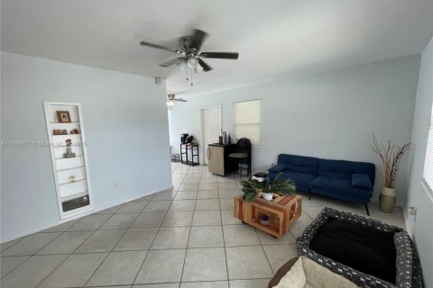 House in Fort Lauderdale, Florida 2 bedrooms, 89.19 sq.m. № 1946602 - photo 4