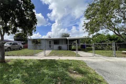 House in Fort Lauderdale, Florida 2 bedrooms, 89.19 sq.m. № 1946602 - photo 1