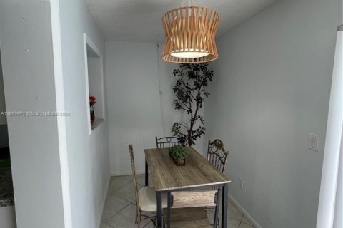 House in Fort Lauderdale, Florida 2 bedrooms, 89.19 sq.m. № 1946602 - photo 7