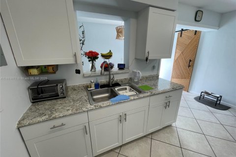 House in Fort Lauderdale, Florida 2 bedrooms, 89.19 sq.m. № 1946602 - photo 6