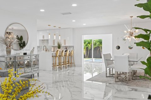 Villa ou maison à vendre à Miami, Floride: 7 chambres, 335.84 m2 № 2063437 - photo 9
