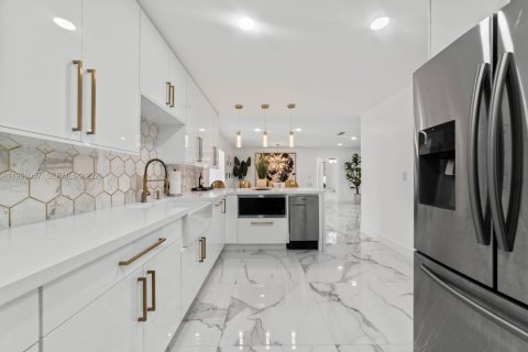 Villa ou maison à vendre à Miami, Floride: 7 chambres, 335.84 m2 № 2063437 - photo 12
