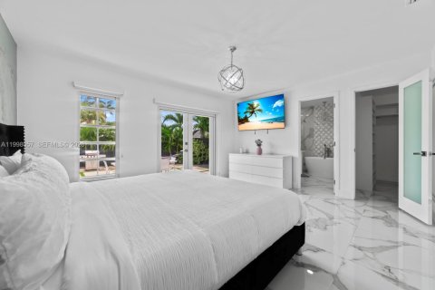 Villa ou maison à vendre à Miami, Floride: 7 chambres, 335.84 m2 № 2063437 - photo 18