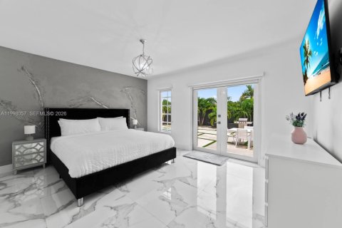 Villa ou maison à vendre à Miami, Floride: 7 chambres, 335.84 m2 № 2063437 - photo 16