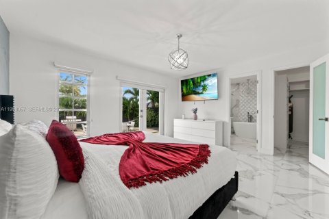 Villa ou maison à vendre à Miami, Floride: 7 chambres, 335.84 m2 № 2063437 - photo 21