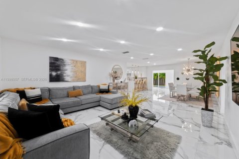 Villa ou maison à vendre à Miami, Floride: 7 chambres, 335.84 m2 № 2063437 - photo 8