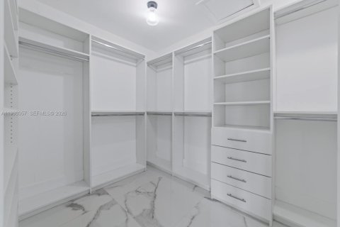 Villa ou maison à vendre à Miami, Floride: 7 chambres, 335.84 m2 № 2063437 - photo 15