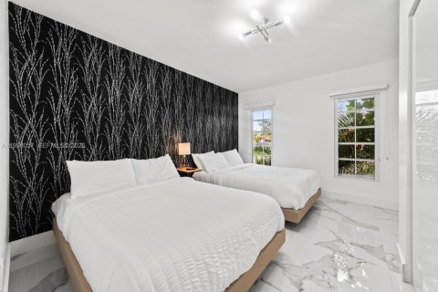 Villa ou maison à vendre à Miami, Floride: 7 chambres, 335.84 m2 № 2063437 - photo 20