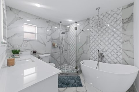Villa ou maison à vendre à Miami, Floride: 7 chambres, 335.84 m2 № 2063437 - photo 24