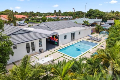 Villa ou maison à vendre à Miami, Floride: 7 chambres, 335.84 m2 № 2063437 - photo 4